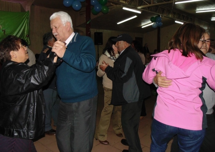 Adultos mayores de Paillaco dijeron "Chao Agosto" con mate y baile