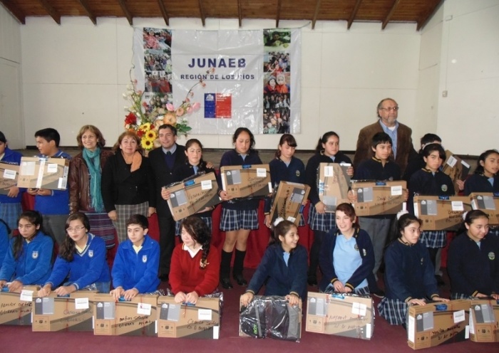 Emocionados 124 estudiantes de Paillaco recibieron notebooks como premio a su esfuerzo