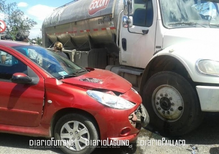 Colisión entre un camión y un automóvil en Mac-Iver con Los Carrera