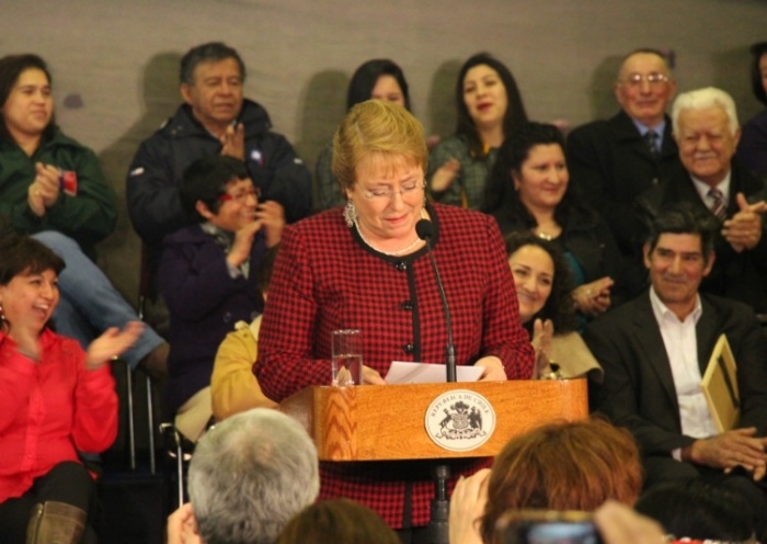 Presidenta Bachelet garantizó que asfalto del camino hacia Santa Rosa comienza el año 2016