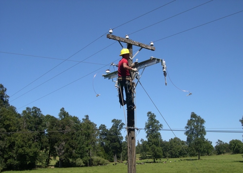 44 familias de Paillaco serán beneficiadas con proyecto de electrificación rural