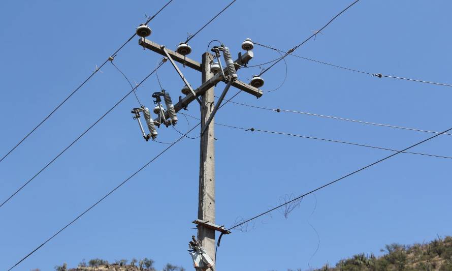 SEC llama a evitar el uso de cotillón cerca de redes eléctricas para prevenir cortes de luz