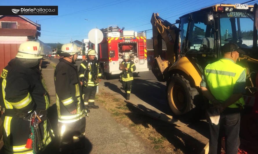 Principio de incendio en retroexcavadora movilizó a bomberos de Paillaco