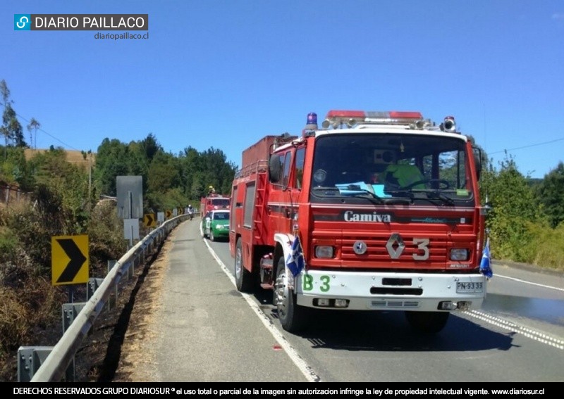 Bomberos controló incendio de pastizales a orilla de carretera hacia Valdivia