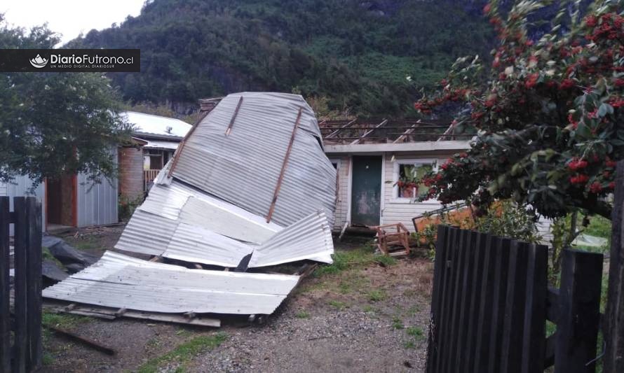 AHORA: Fuerte viento voló techo de una casa en Llifén