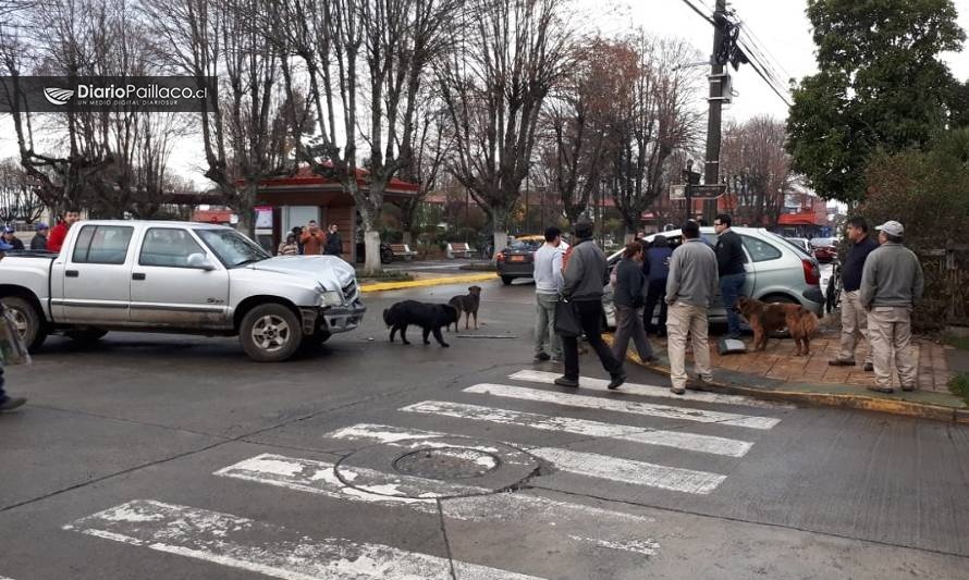 2 vehículos colisionaron frente a la Municipalidad de Paillaco