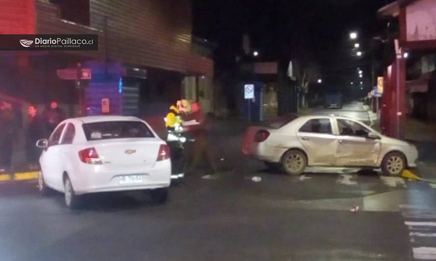 Dos lesionados en accidente vehicular en el centro de Paillaco