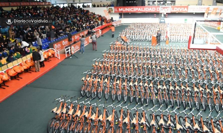 Escolares municipales de Valdivia reciben bicicletas y accesorios de seguridad