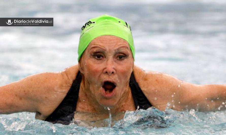 Valdiviana de 84 años bate récord sudamericano de natación en Mundial Máster