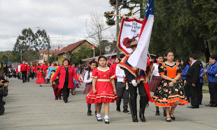 Pichirropulli y Reumén ofrecieron multitudinarios desfiles de Fiestas Patrias