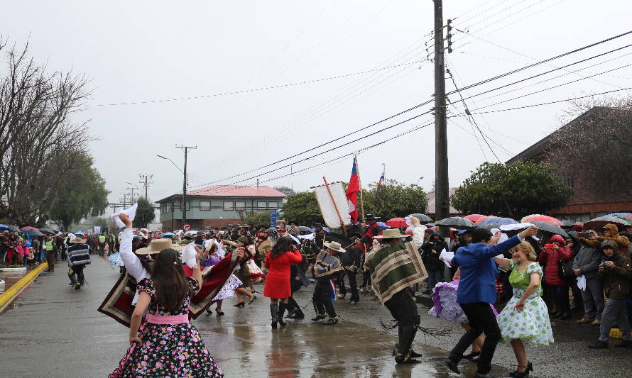 Organizaciones de Paillaco desafiaron la lluvia y desfilaron en honor a las Fiestas Patrias