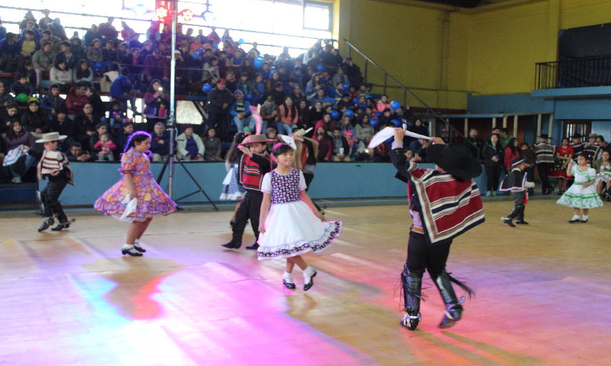 Estudiantes de Paillaco derrocharon talento en nuevo encuentro Comunal de Cueca Escolar 