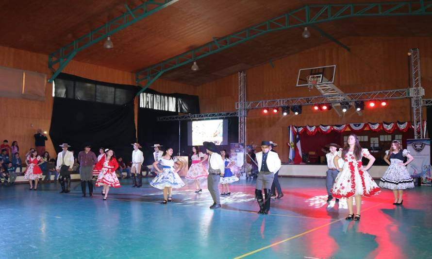 Exitosa primera gala folclórica del Liceo Rodulfo Amando Philippi reunió a 200 estudiantes