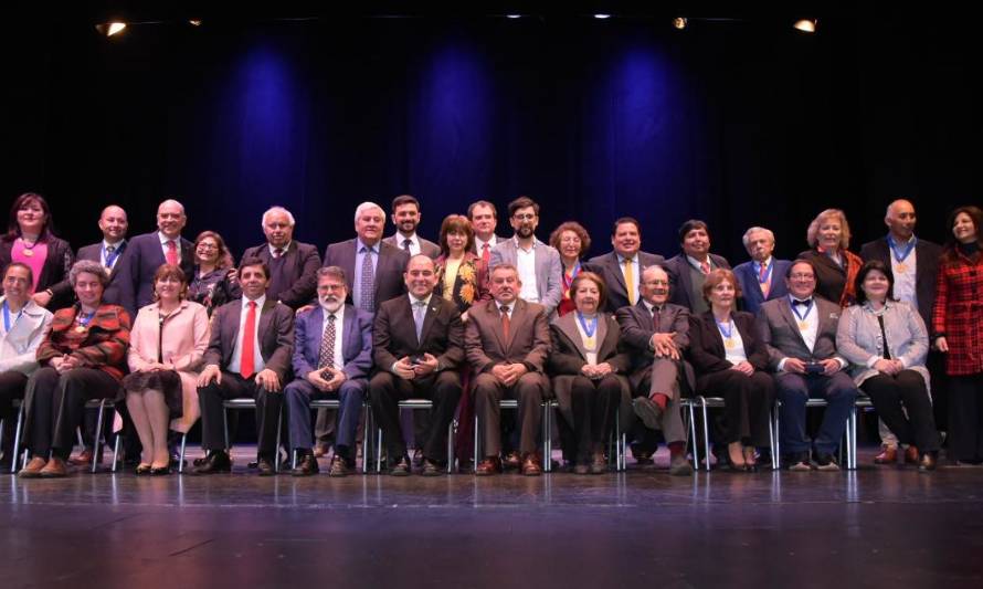 Trece personas e instituciones fueron homenajeadas en 12° aniversario regional