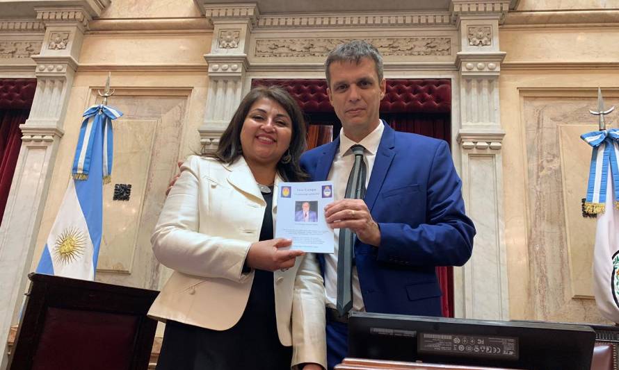 Alcaldesa de Paillaco recibió premio del senado argentino por su aporte al desarrollo local