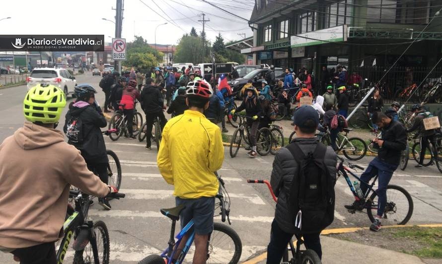 Decenas de ciclistas se trasladan a gran marcha en Valdivia