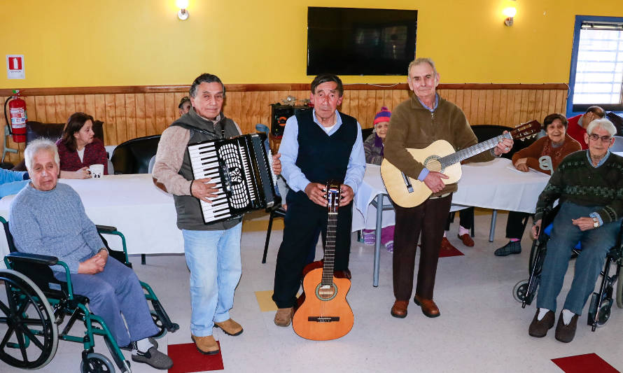 Socoepa celebró con Adultos Mayores de Paillaco su día internacional y el aniversario de la comuna