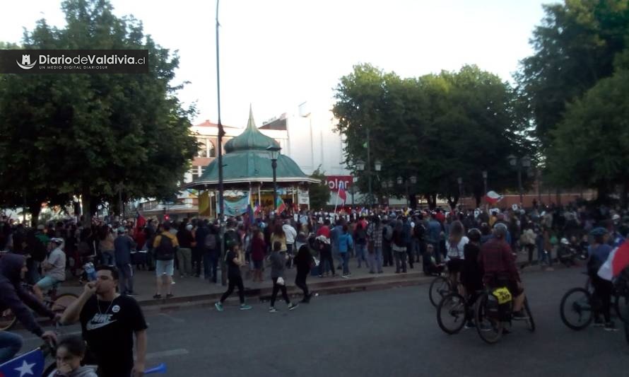 Cientos de valdivianos salen nuevamente a manifestarse por el centro de la ciudad