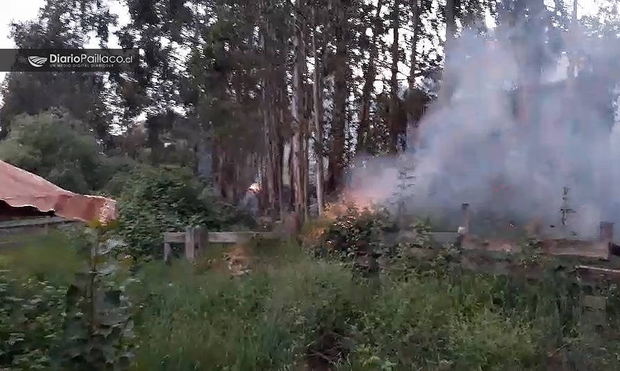 Bomberos controló fuego de matarroles que amenazó casa en Pichirropulli
