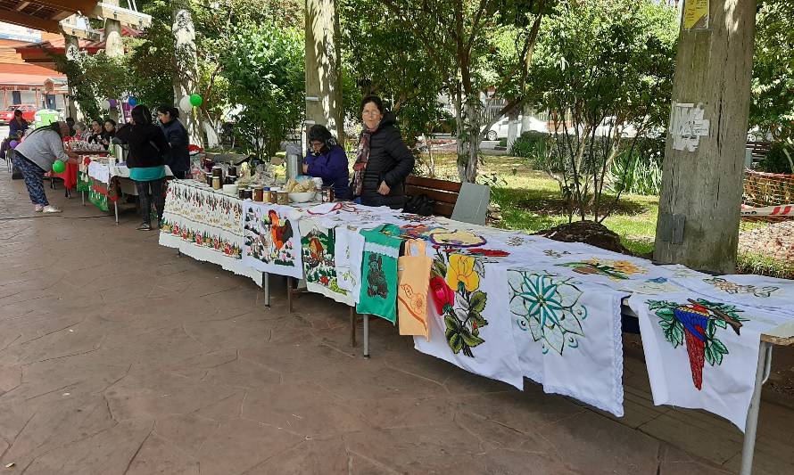 Mujeres emprendedoras de Paillaco realizan Feria Navideña en la Plaza de la República