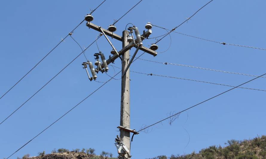 SEC llama a evitar uso de cotillón metálico cerca de redes eléctricas para prevenir cortes de luz
