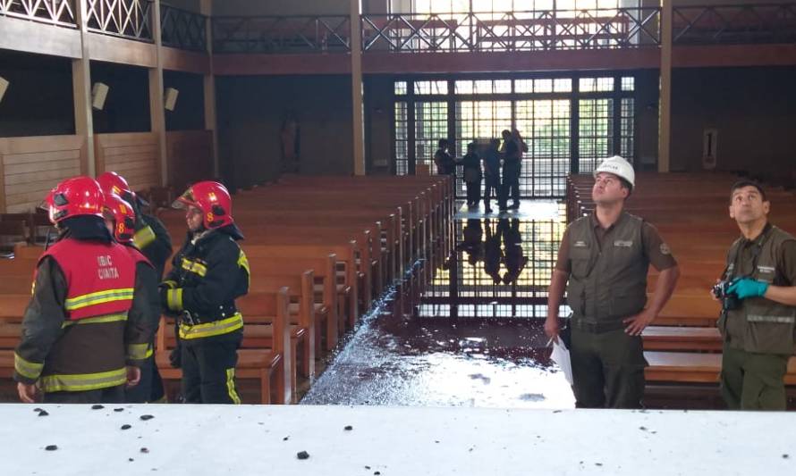 Catedral de Valdivia sobrevivió a incendio que dañó techo y otras dependencias