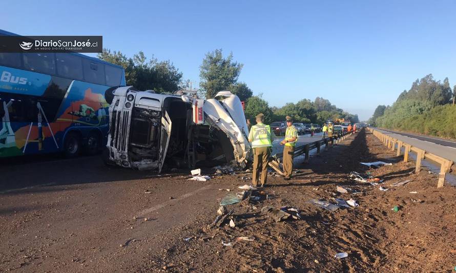 Conductor falleció tras volcar su camión en Ruta 5 Sur