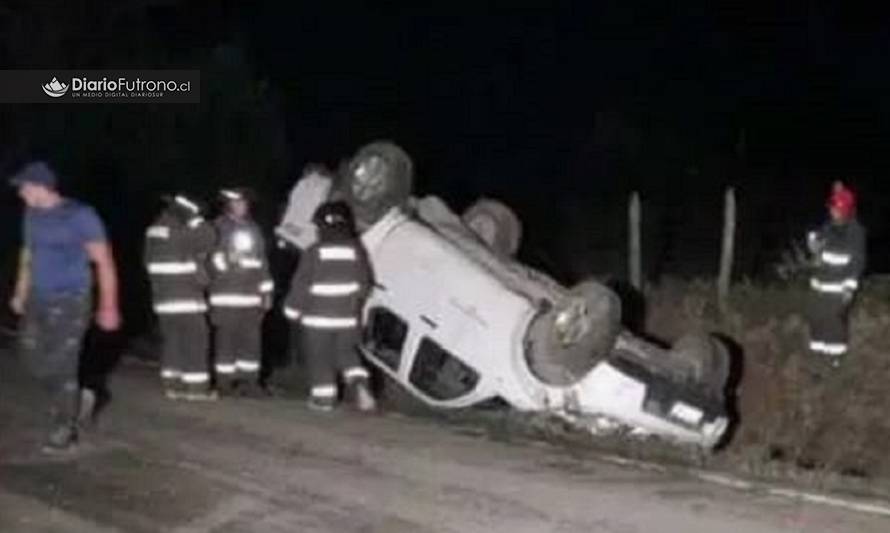 Camioneta municipal de Futrono volcó en cercanías de cruce Reumén