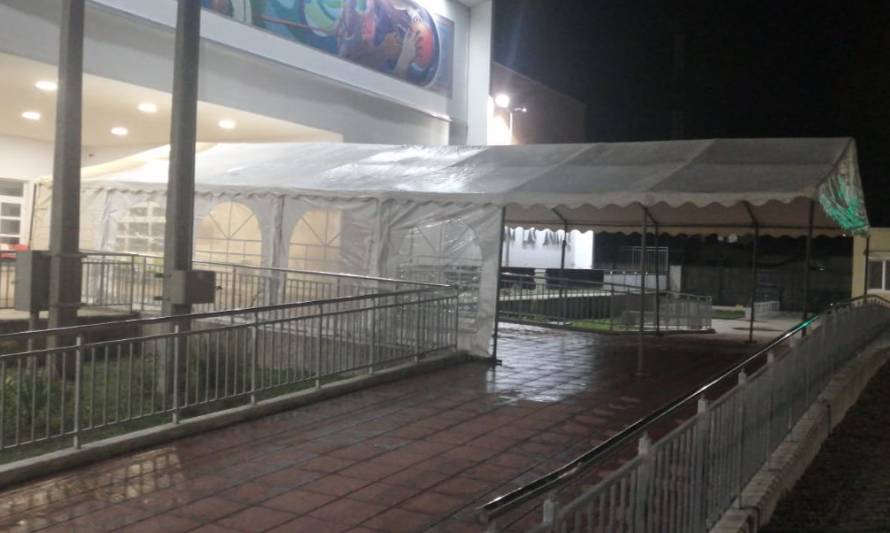 [VALDIVIA] Instalan carpas en accesos de Cesfam Municipales como protección para la lluvia