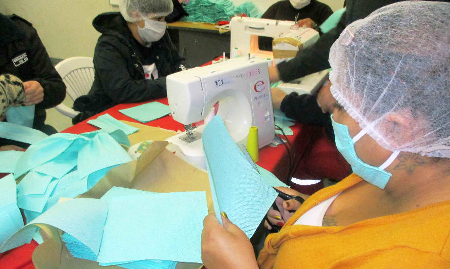 Internas de cárcel de Valdivia elaboran mascarillas de forma intensiva para Hospital Base