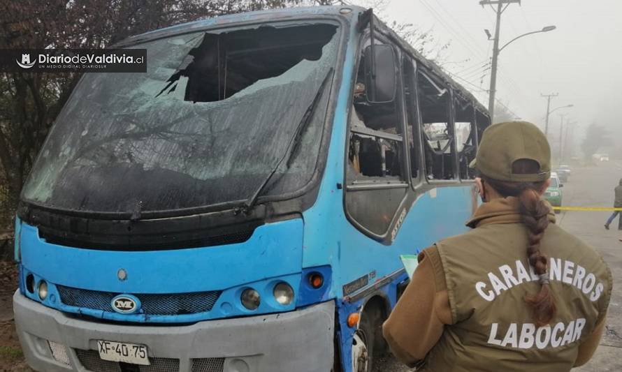 Investigan incendio de microbús en Valdivia