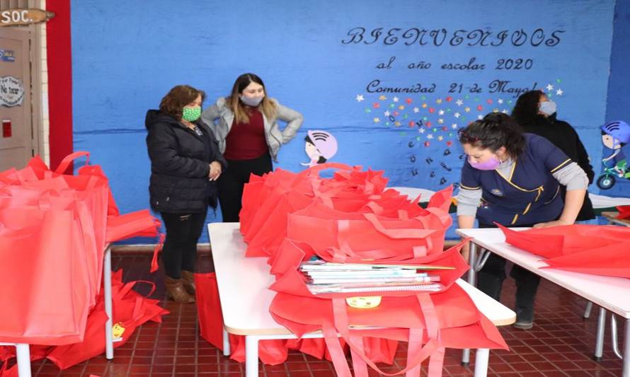 Escuela Rural 21 de Mayo entregó material de estudio a sus 300 estudiantes