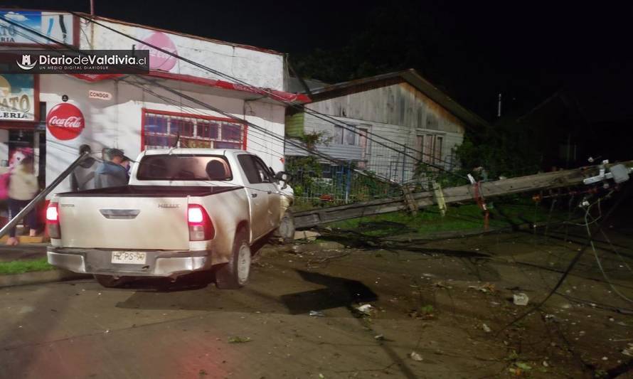 190 clientes quedaron sin suministro debido a choque de poste en Valdivia