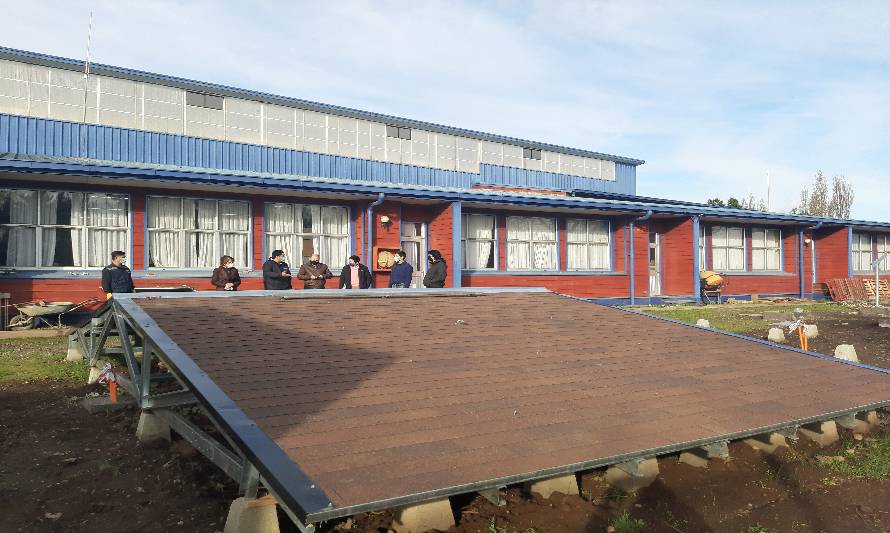 Construcción de patio de energías no convencionales del liceo de Paillaco lleva un 60% de avance