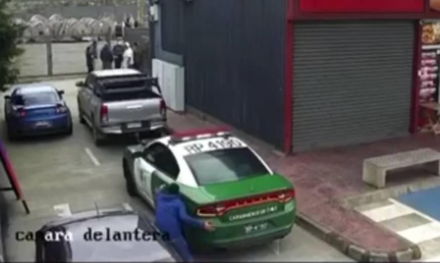 Sujeto huyó esposado desde carro policial en Puerto Montt