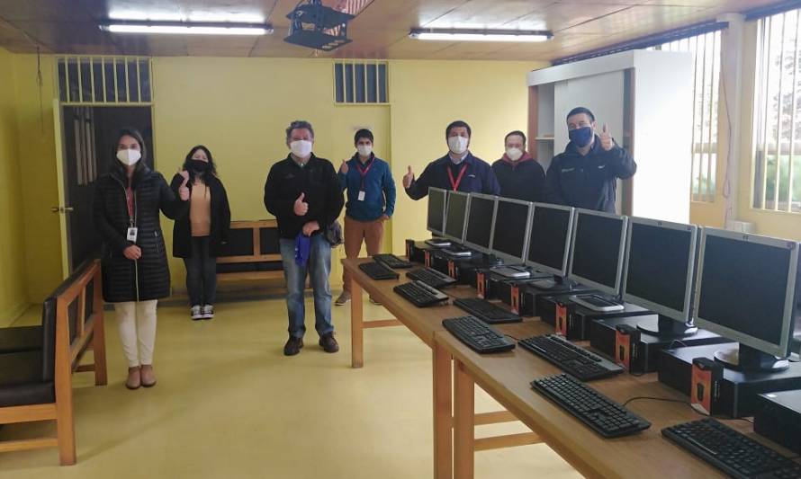 Saesa realizó donación de computadores a la Escuela Angachilla de Valdivia