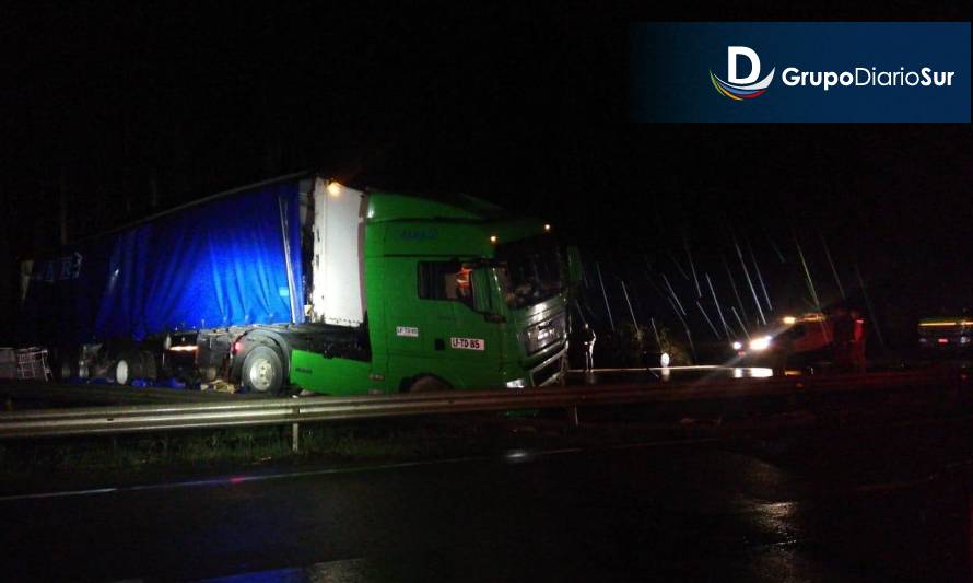 Mariquina: Camión cargado con productos químicos chocó en Ruta 5 Sur