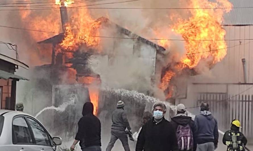 Valdivia: Incendio consume vivienda en Avenida Pedro Montt