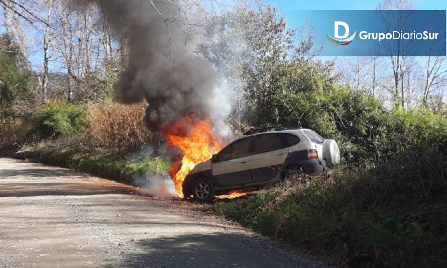 Vehículo se incendió en ruta a Reserva Nacional Mocho Choshuenco