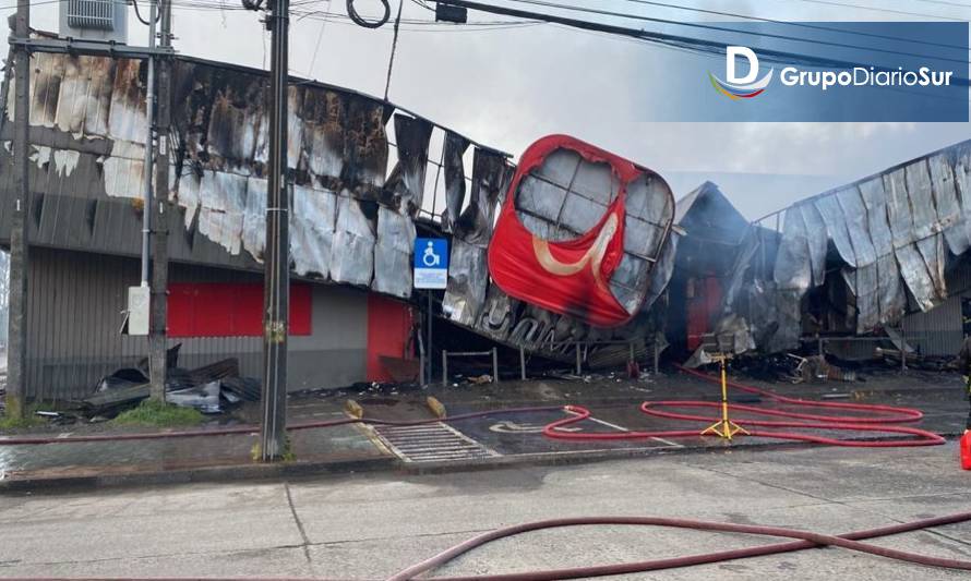 Incendio destruyó supermercado Unimarc en San José de la Mariquina