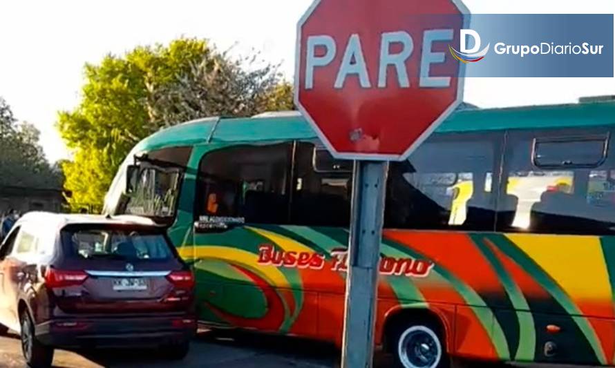 Accidente en Paillaco: bus que se dirigía a Valdivia fue colisionado por automóvil