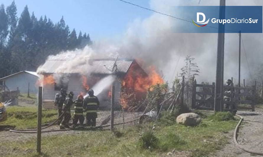 Incendio destruyó una vivienda en sector rural de Panguipulli