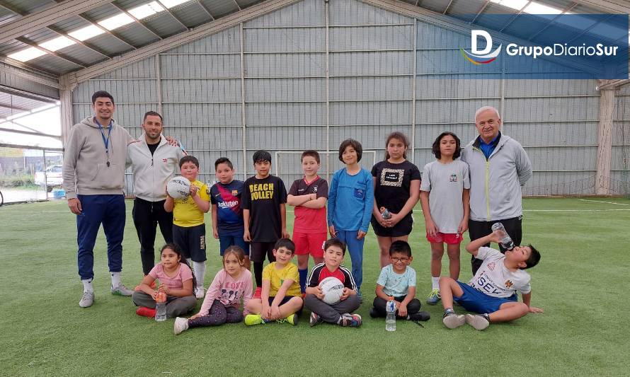 Profesor Álvaro Leiva creó su propia academia de fútbol infantil