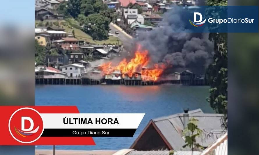 Incendio de proporciones afecta a palafitos de Castro