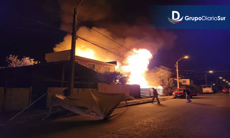 Incendio deja 11 damnificados en Río Bueno