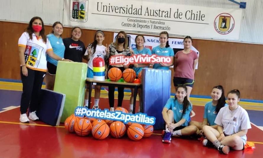 Club de básquetbol femenino UACh recibió implementación deportiva