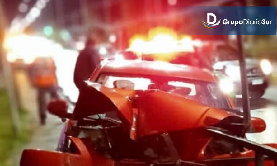 Violento accidente en Valdivia: Conductor chocó con barrera de contención