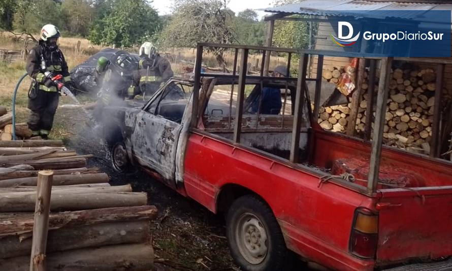 Incendio de vehículo movilizó a bomberos de Los Lagos y Futrono