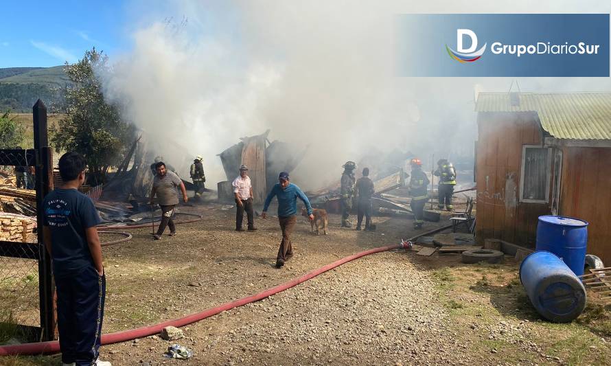 Reportan incendio de galpón en sector puente Santo Domingo de Valdivia