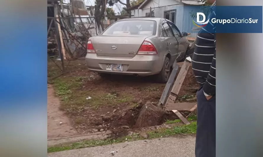 Vehículo rompe portón e ingresa a sitio de una casa en Paillaco